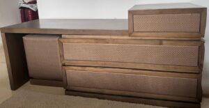 Je mets en vente une chambre à coucher en très bon état (comme neuve) composée de :
- 1 lit double (matela non compris),
- 2 tables de nuit
- un grand dressing (3 grands compartiments)
- une coiffeuse avec 2 miroirs et une pouffe.